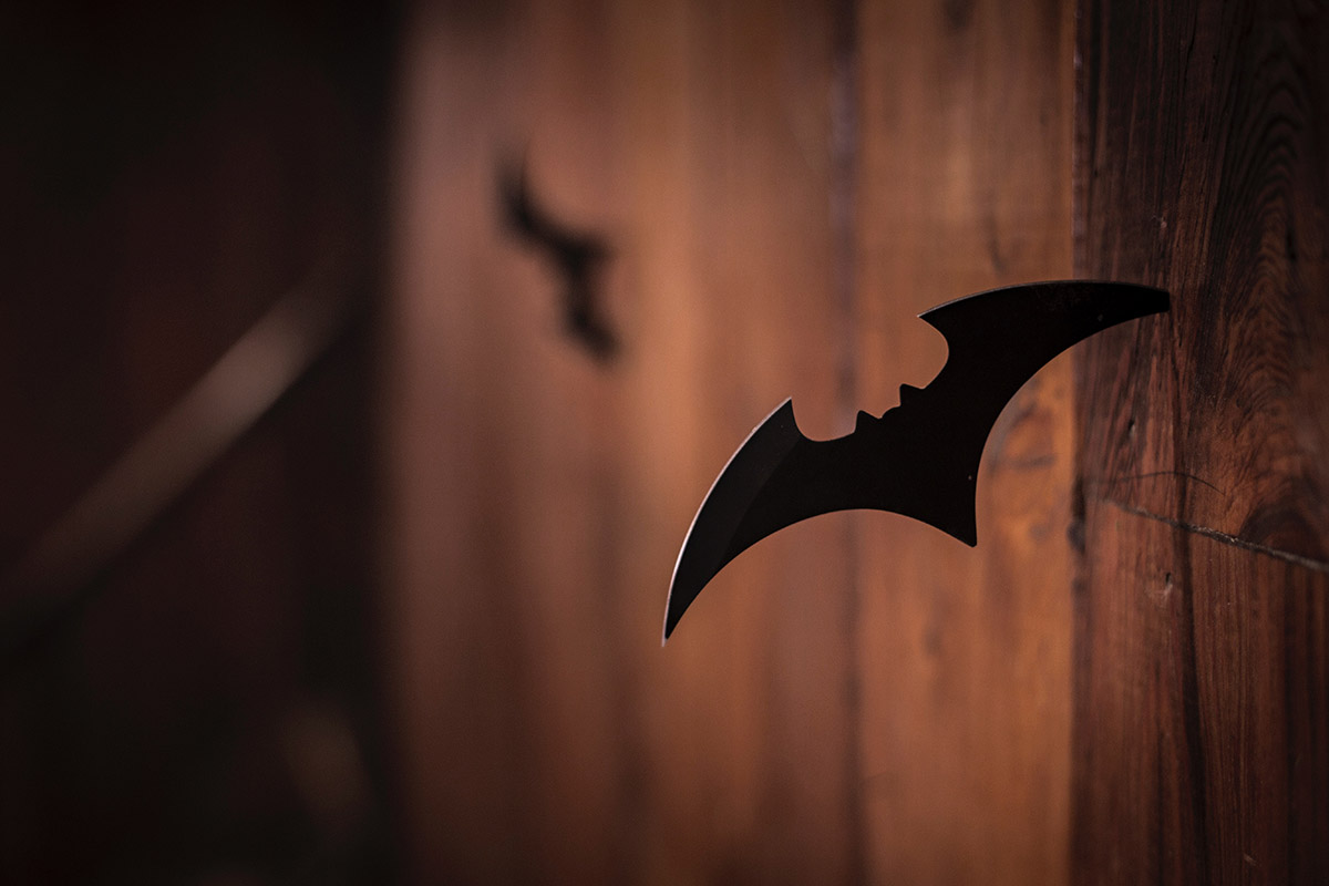 Le shuriken de batman enfoncé dans du bois