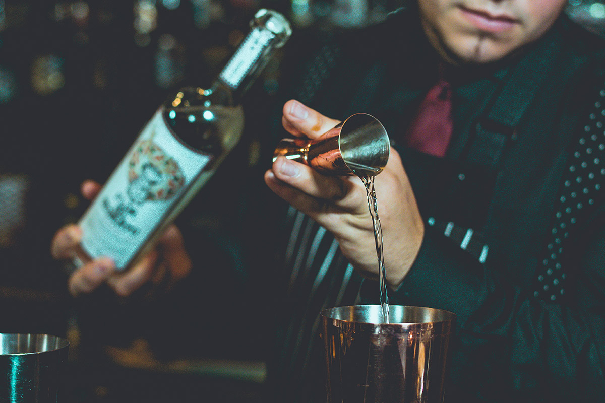 Un barman préparant un cocktail