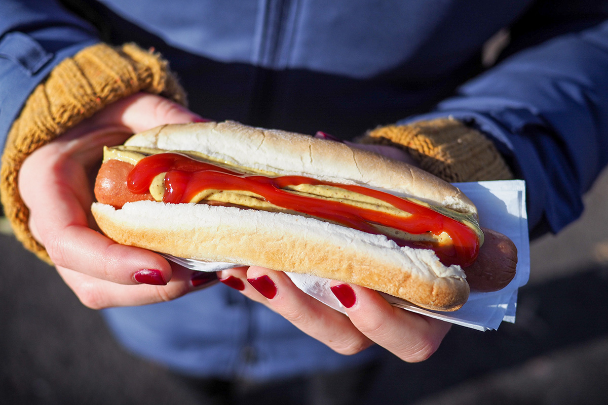 Hot-dog sortant d'un stand de hot-dog