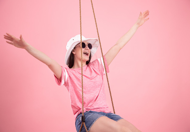 femme sur une balançoire lors d'une soirée à thème retour en enfance