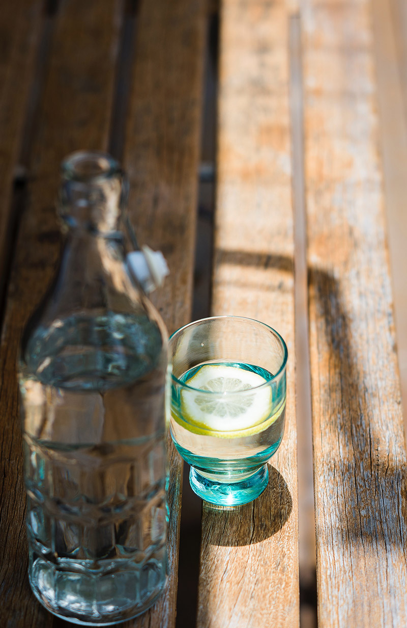 Eau minérale citronnée provenant du bar à eaux