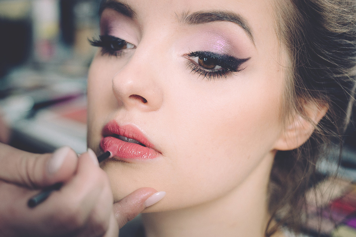 Maquillage appliqué sur une femme