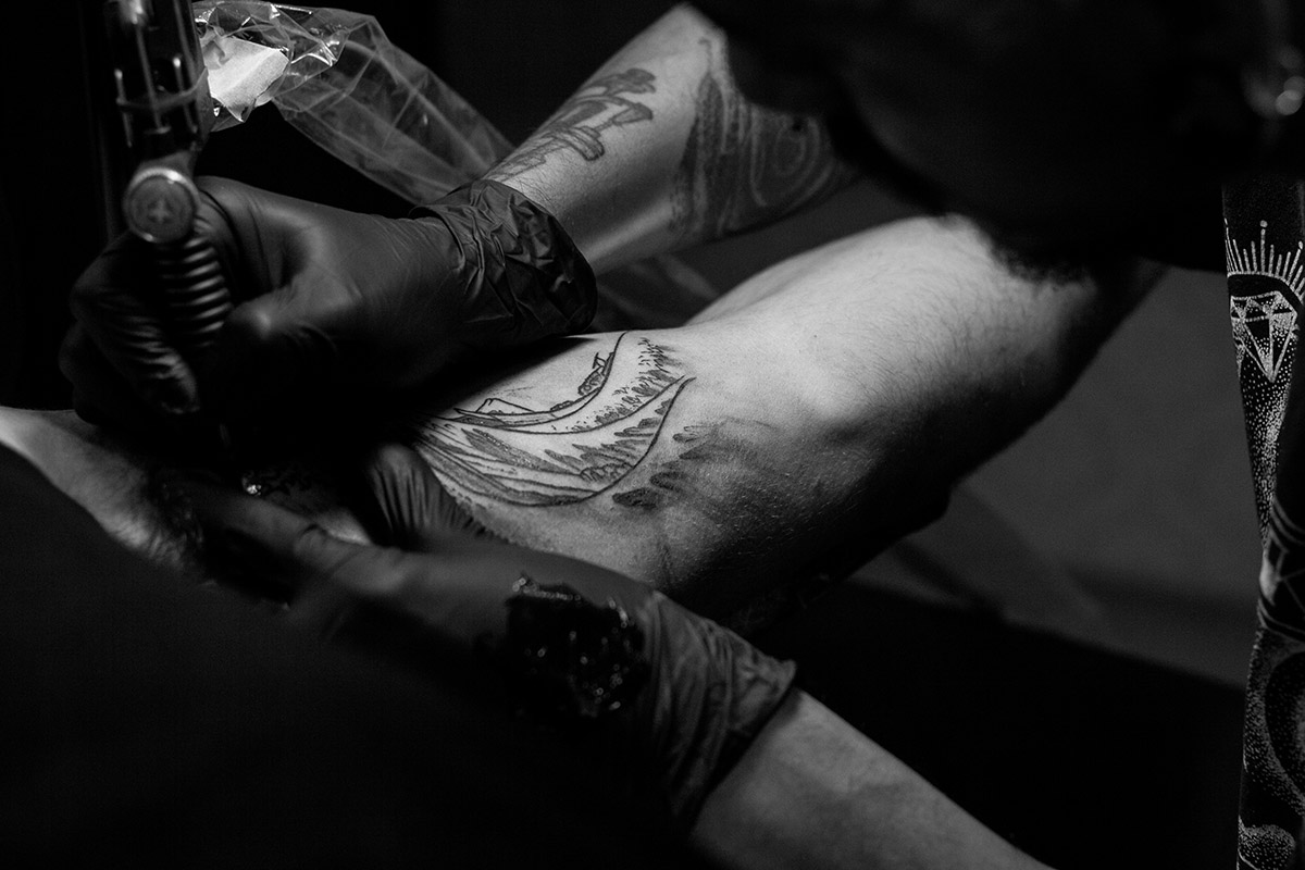 Un homme se faisant tatouer