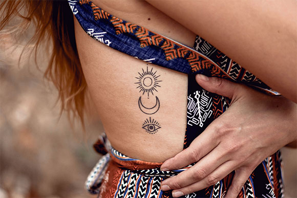 tatouage éphémère aux motifs célestes