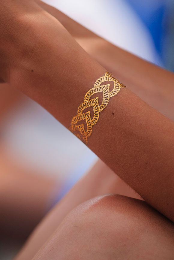 tatouage éphémère d'un bracelet doré