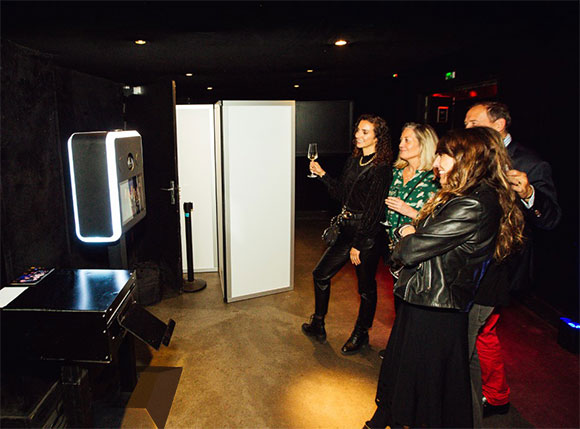 Groupe posant devant la selfie box durant une soirée