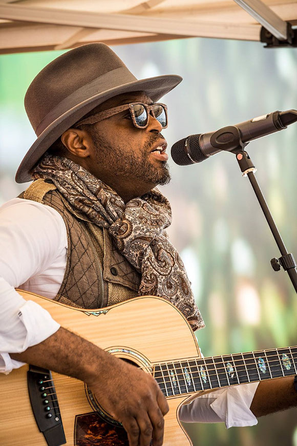 Le chanteur guitariste William Jones au micro