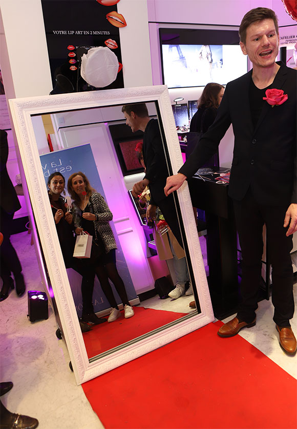 invitées prenant la pose devant le miroir photobooth