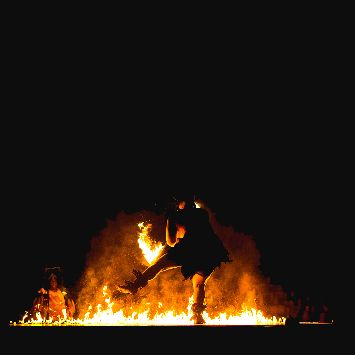 Danseur artistique au dessus des flammes