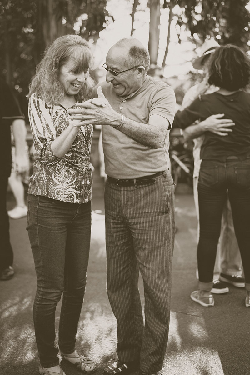 Couple de personnes âgées danseurs