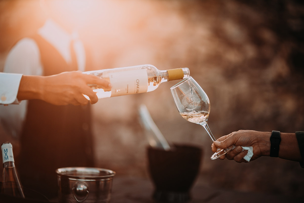 Verre de vin servi par un serveur