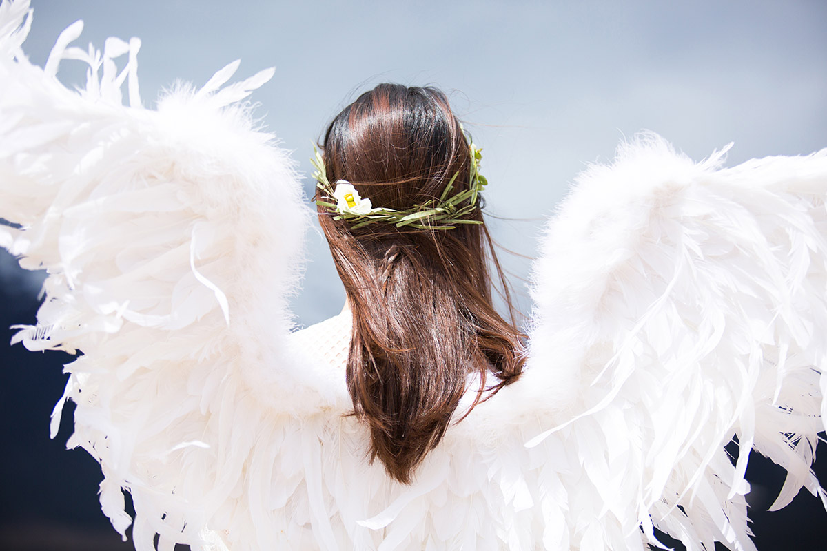 Jeune femme déguisé en ange