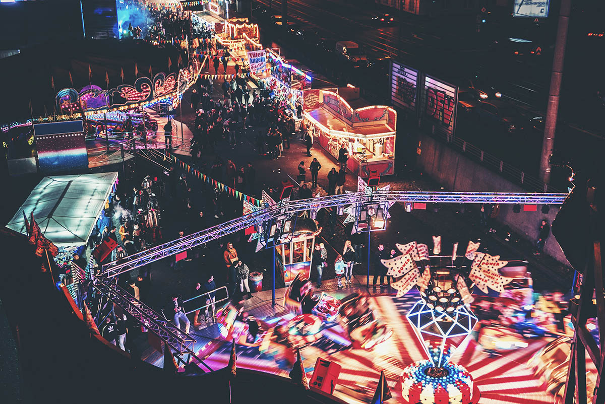 Fête foraine lumineuse vue d'en haut