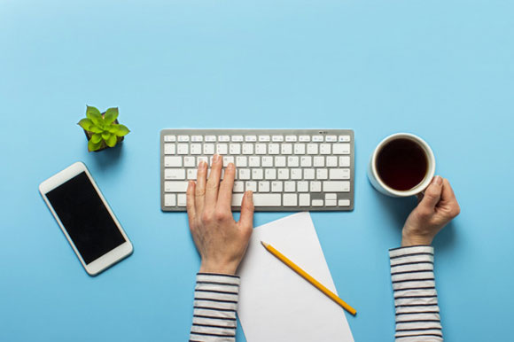 femme-travaille-au-bureau-bleu-espace-travail-concept-travaillant-ordinateur-independant_164357-1148