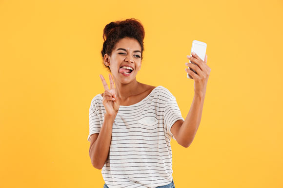 femme participant sur son telephone à une animation virtuelle de défi en ligne