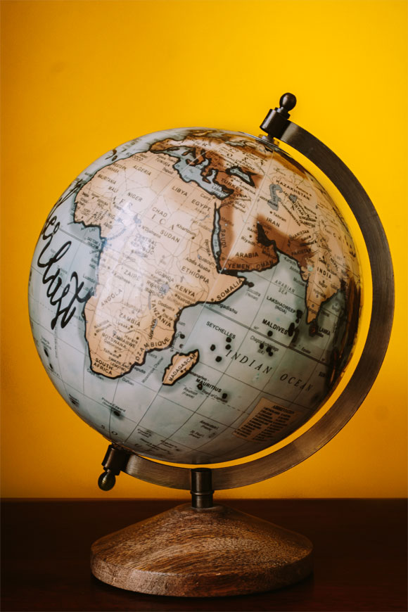 mappemonde sur un bureau