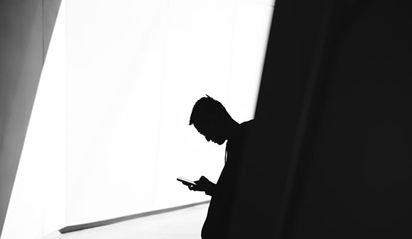 Homme regardant son téléphone portable