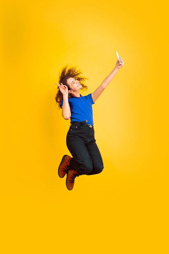 femme réalisant un selfie original avec son téléphone
