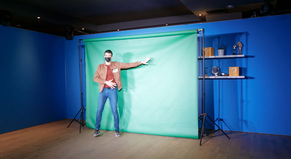 tournage d'une émission météo dans un studio fond vert