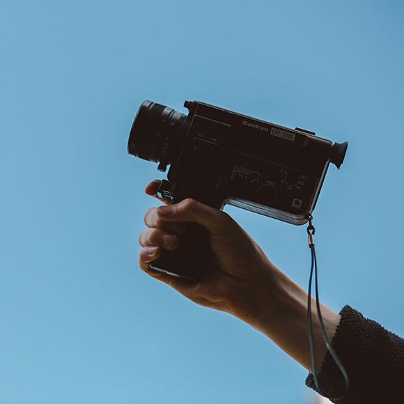 caméra de cinéma tenue à la main