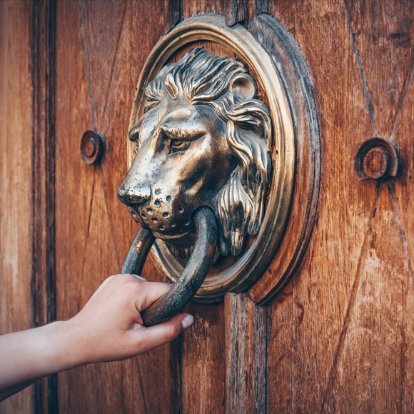 porte du temple des maitres du jeu orné d'une tête de lion