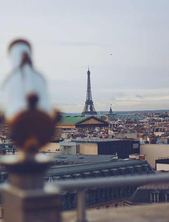 vue sur la tour Eiffel lors d'un rallye dans Paris