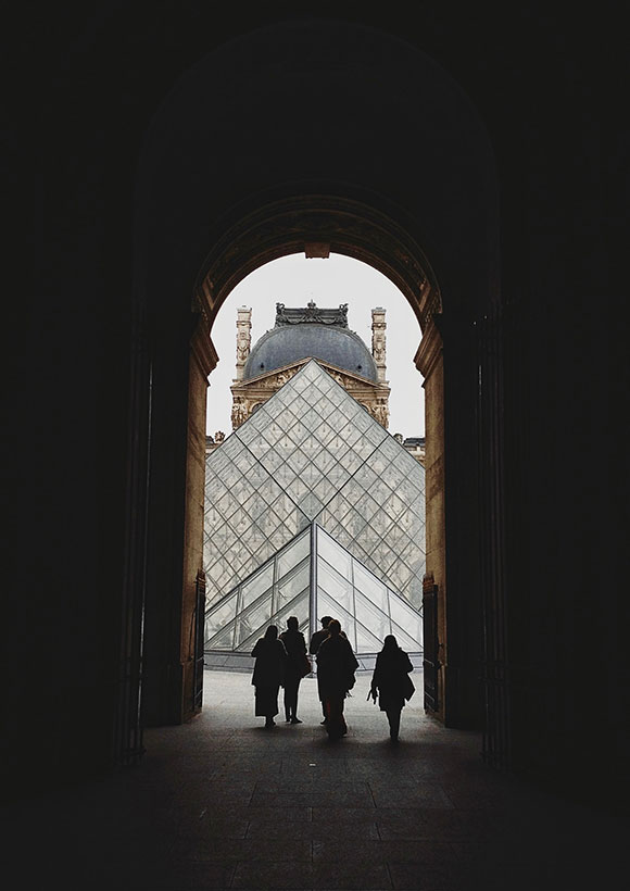 participants lors d'un rallye pédestre au Louvre