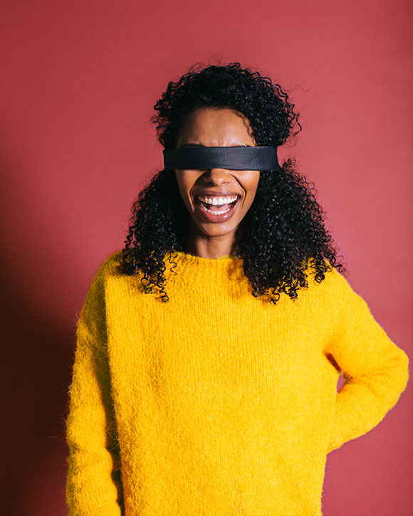 Les yeux bandés pour un défi autour des 5 sens