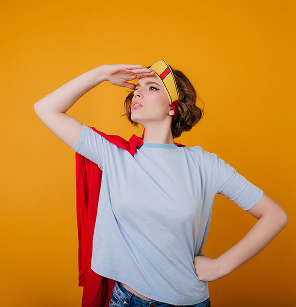 femme déguisée pour une soirée à thème super-héro en entreprise