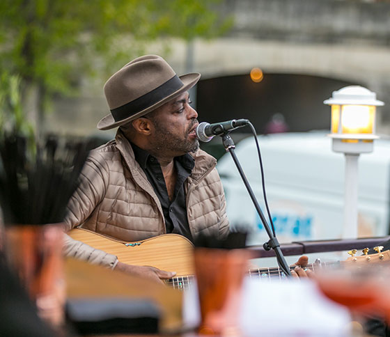 chanteur lors d'une garden party