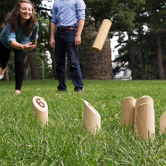 Jeu de mollky en plein air pour animer une garden party